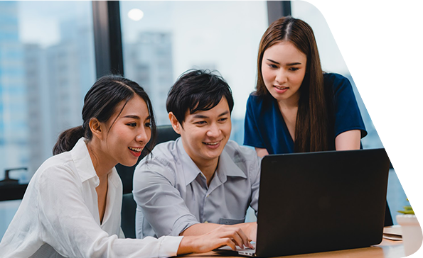 A group of people looking at a computer screenDescription automatically generated with medium confidence